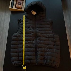Mens black puffer vest hooded NWT